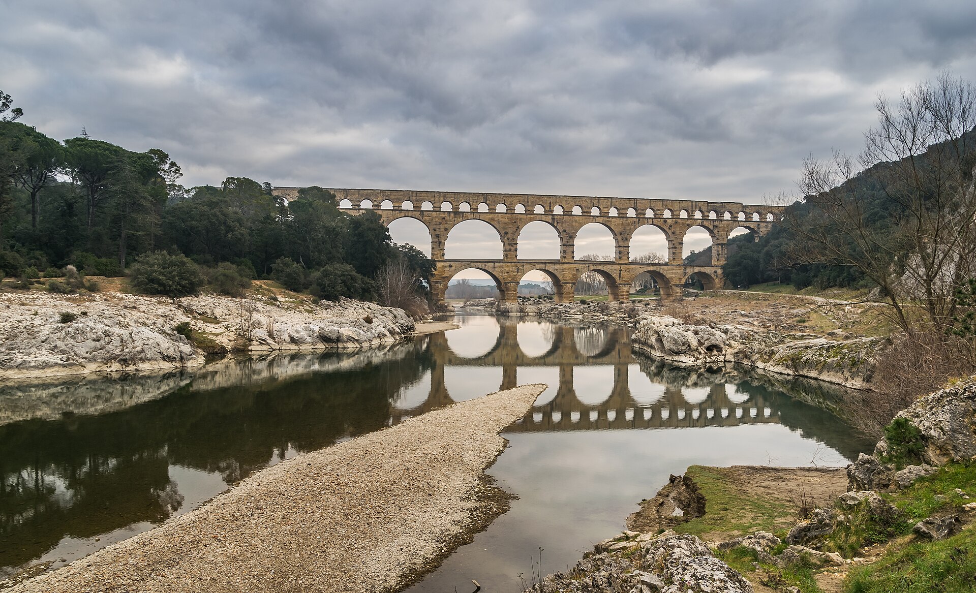 Documentary view of Roman aqueduct networks.