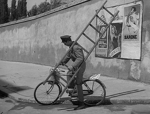 Black-and-white scene from Bicycle Thieves.