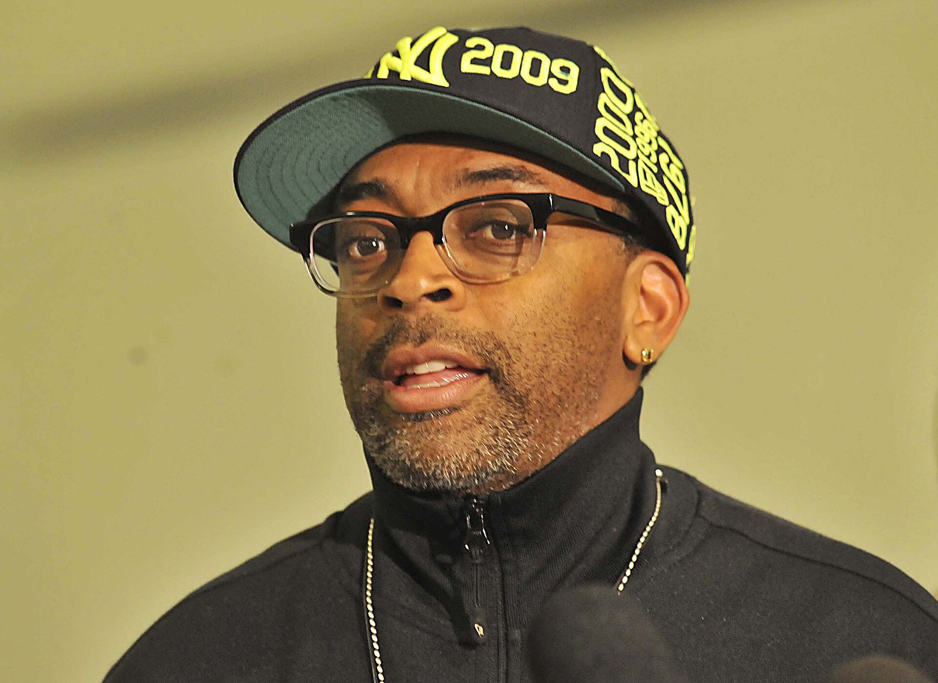 Director Spike Lee speaking with the press in Brasília in 2012.