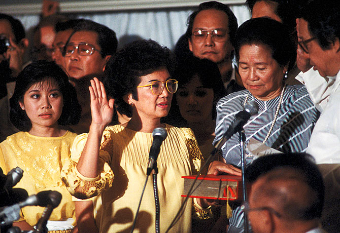 Corazon Aquino taking the presidential oath at Club Filipino in 1986.