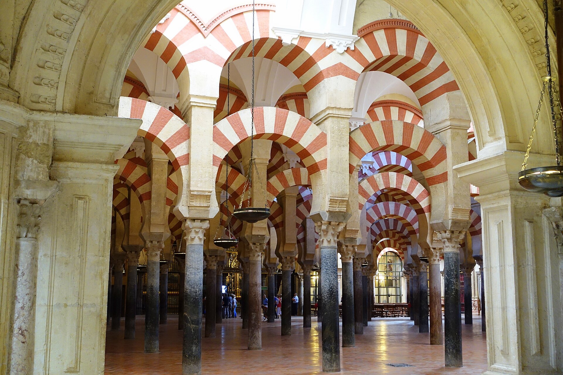 Rows of red-and-white double arches in Córdoba's hypostyle hall.