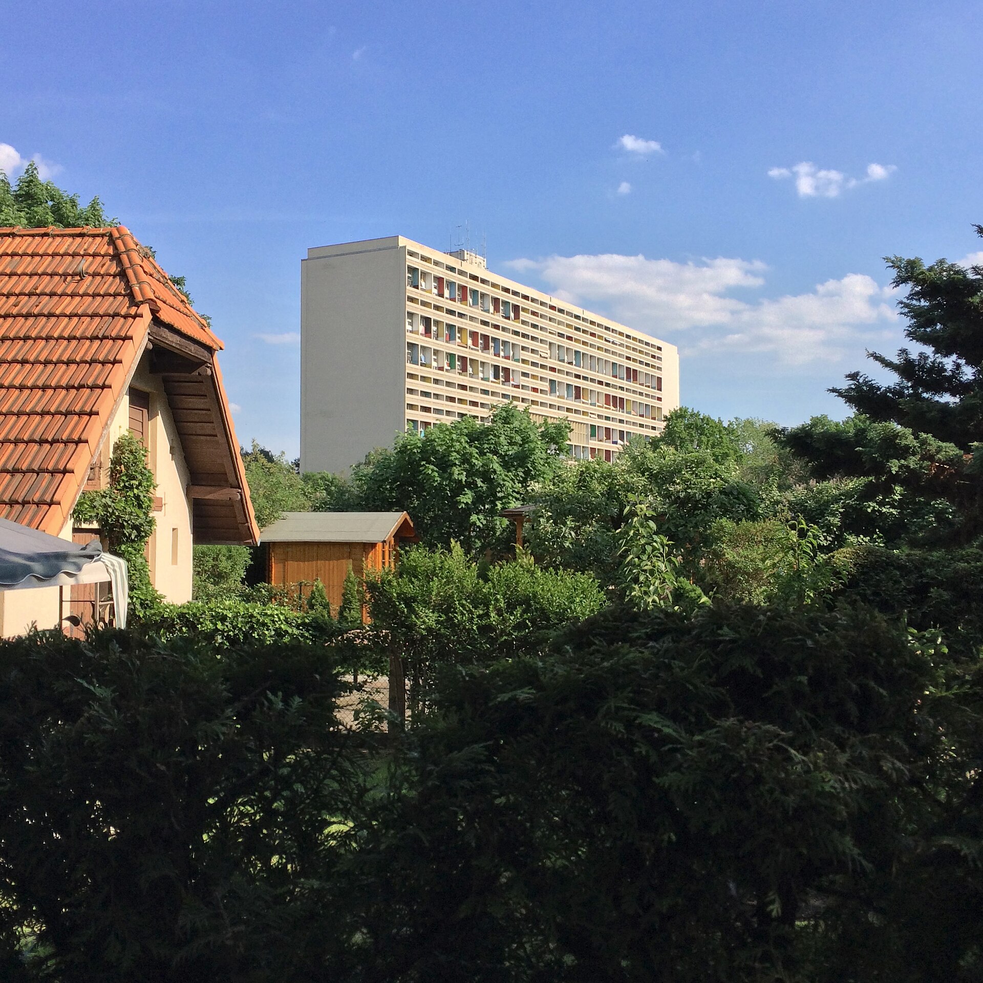 The gridded facade of the Unité d'Habitation type building in Berlin.