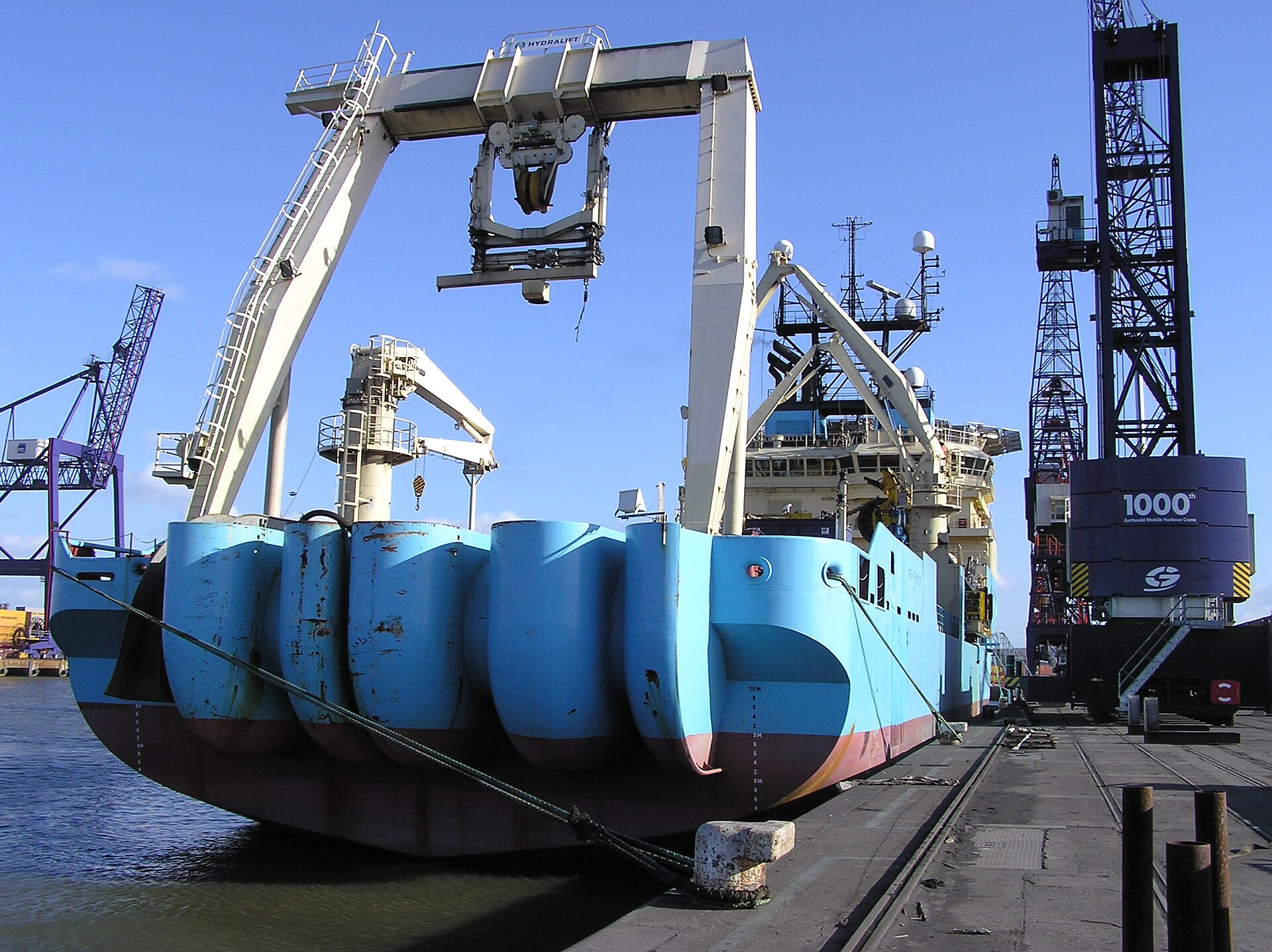 Documentary view of Transoceanic fibre-optic cables.