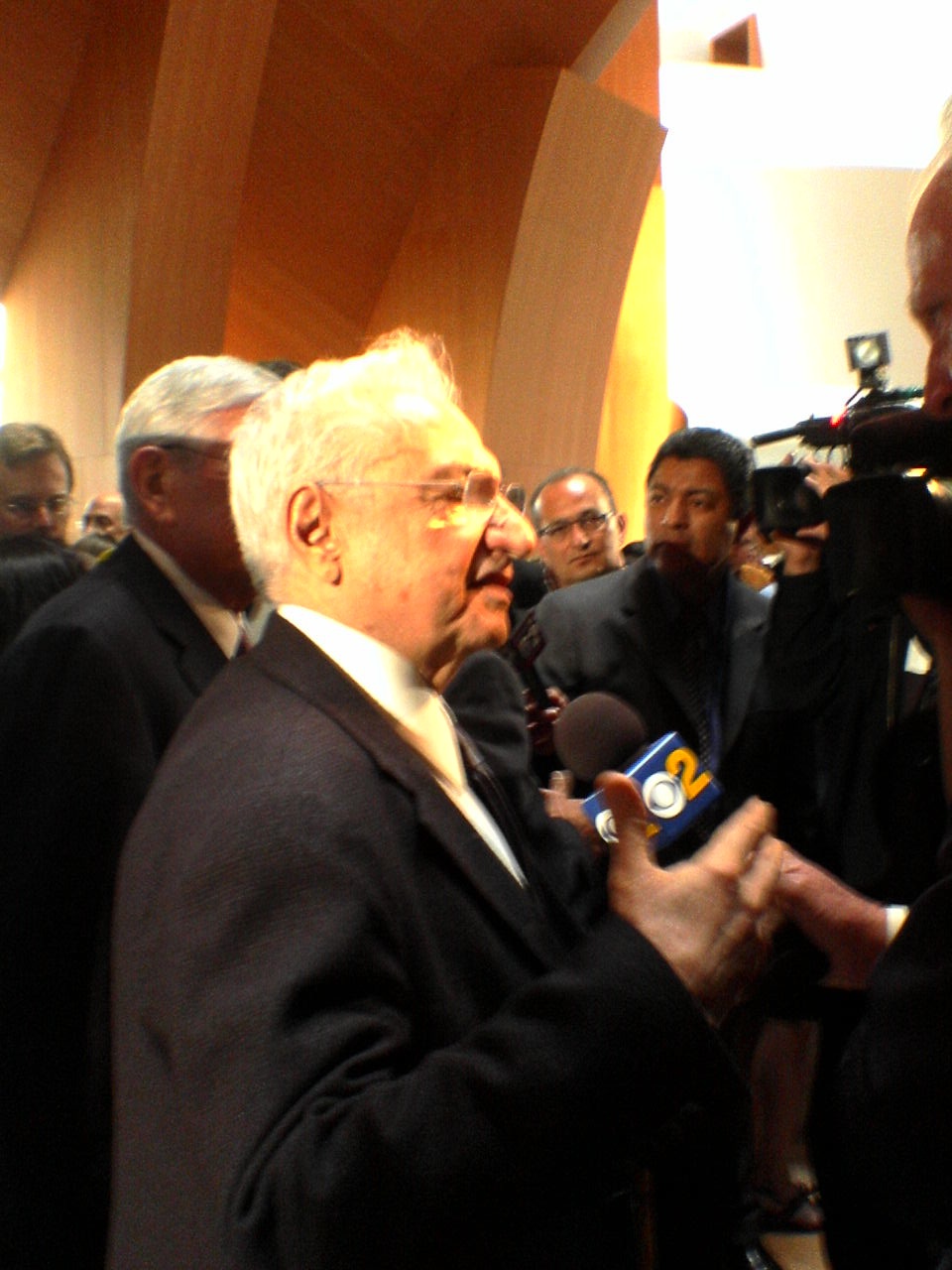 Frank Gehry giving a presentation in front of the Disney Concert Hall, 2006