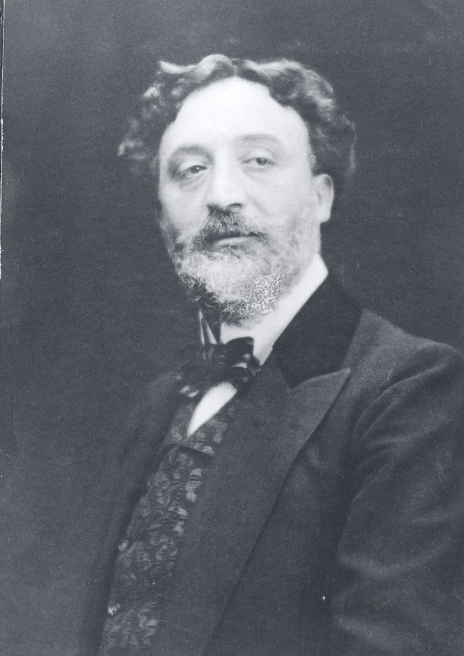 Photograph taken of Hector Guimard in 1907. (Smithsonian Institution - Cooper-Hewitt Smithsonian Design Museum)