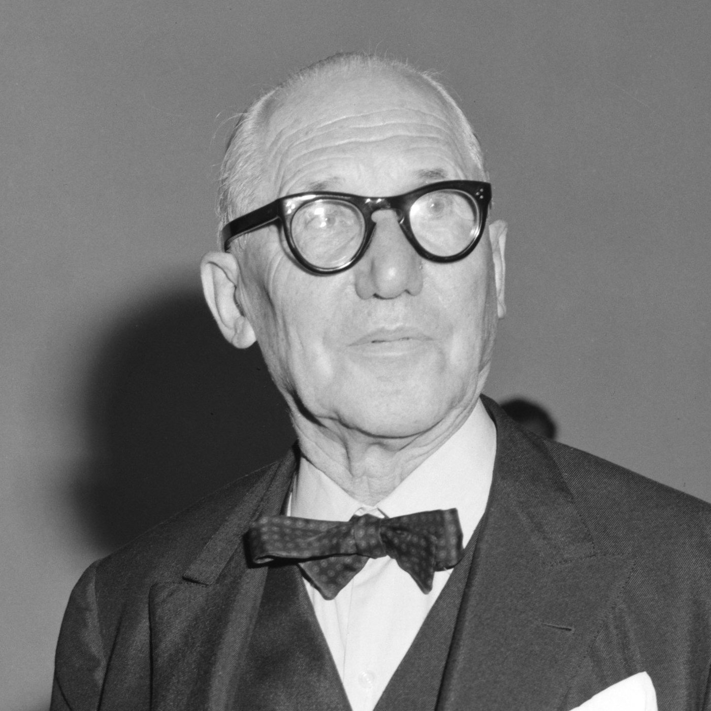 Collectie / Archief : Fotocollectie Anefo Reportage / Serie : [ onbekend ] Beschrijving : Le Corbusier. In Stedelijk Museum Sikkensprijzen uitgereikt, Livinus van de Bundt Datum : 26 september 1964 Tr