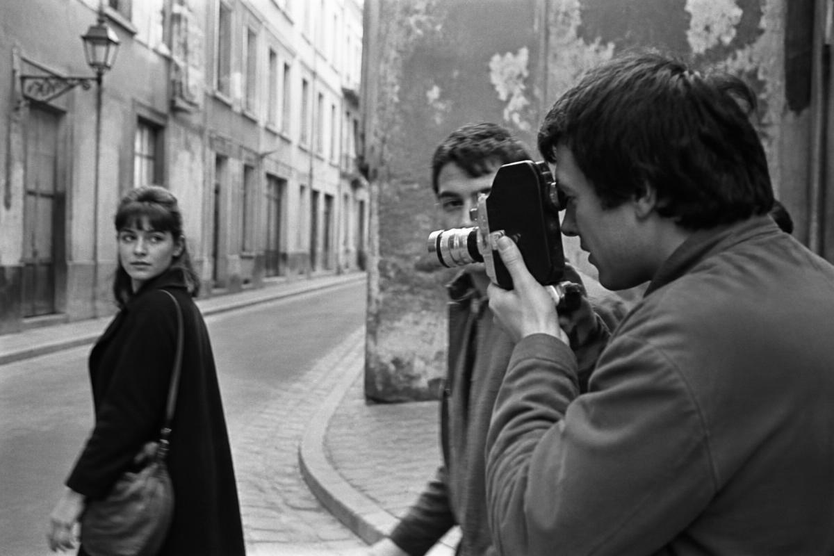 Original editorial illustration of young filmmakers shooting on a 1960s Paris street.