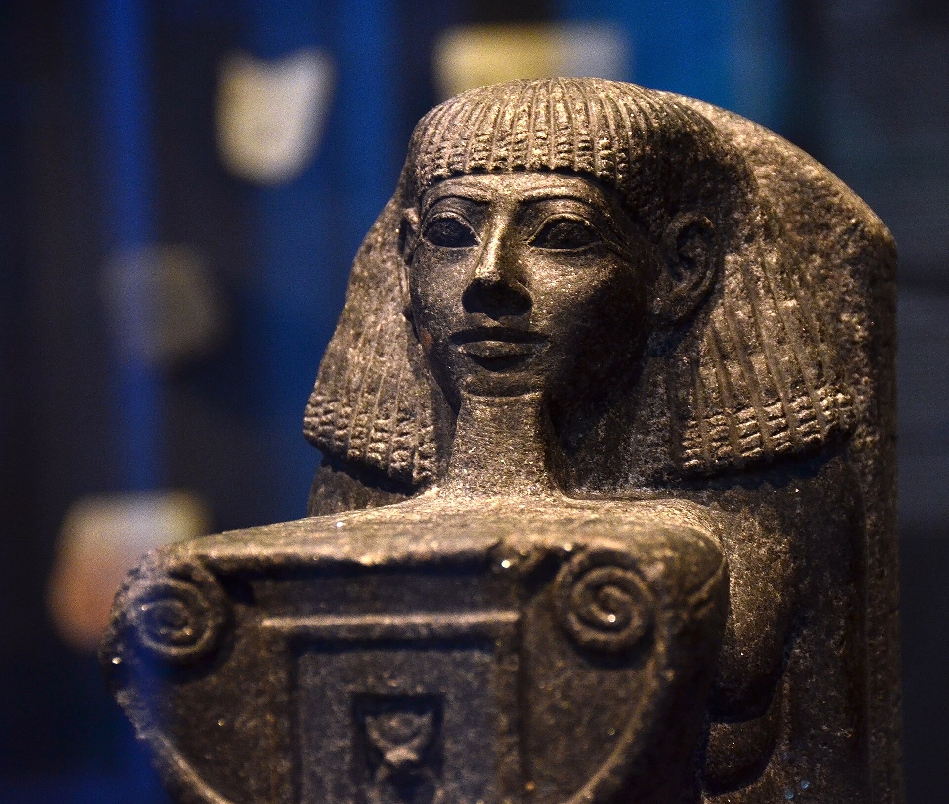 Kneeling Statue of Senenmut Holding Hathor Symbol (detail ). 18th Dynasty, c. 1470 B.C., granit. Staatliches Museum Ägyptischer Kunst, in München.